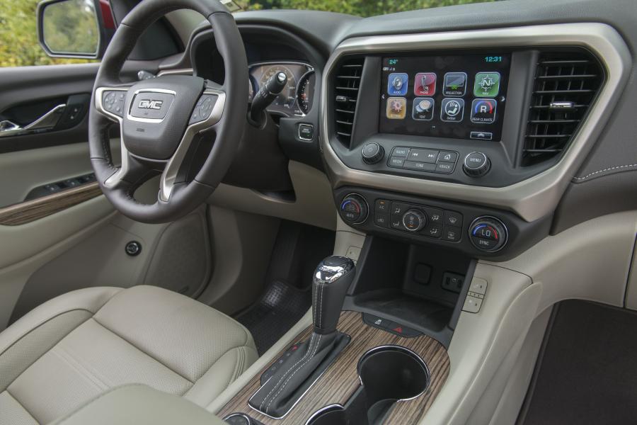 Интерьер GMC Acadia Denali 2016 года  (фото 1 из 33)